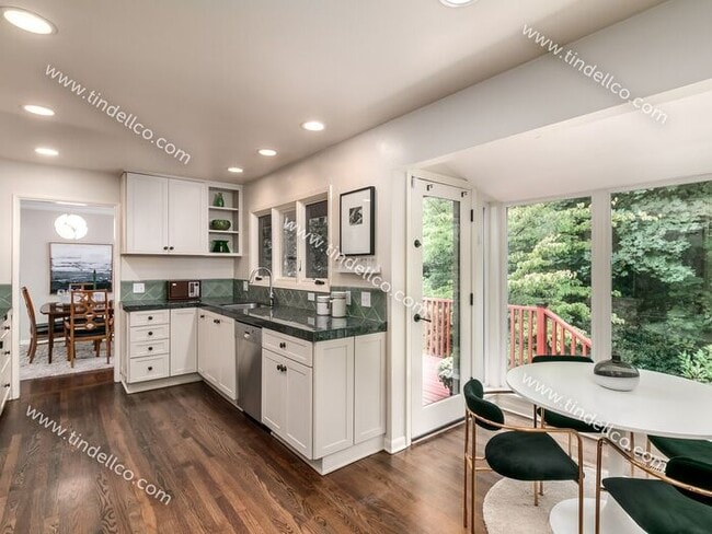 Building Photo - Spacious Mid-Century Modern Home in Counci...