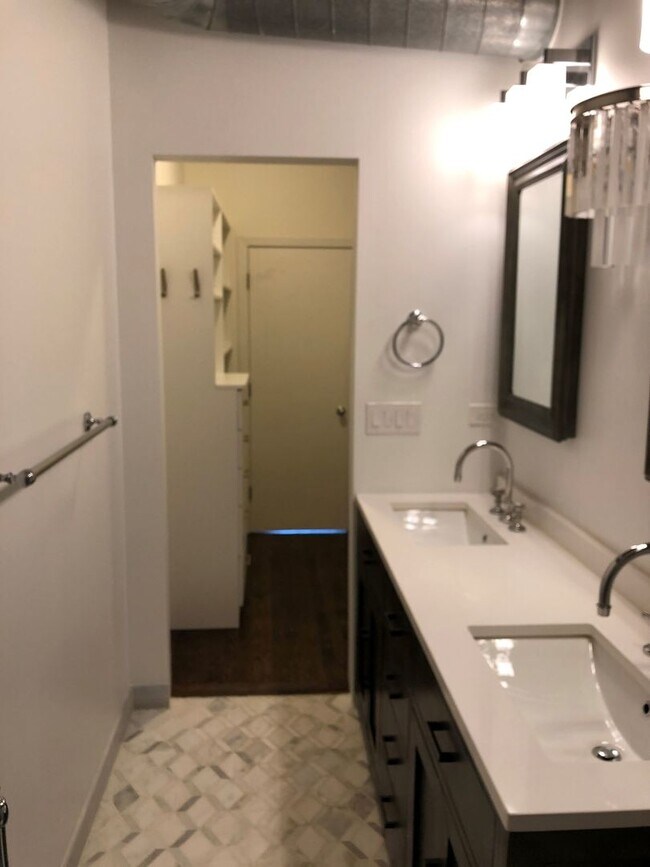 Building Photo - 411 W Ontario St