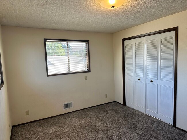 Building Photo - Large 3 bedroom 2.5 bath duplex with a gar...