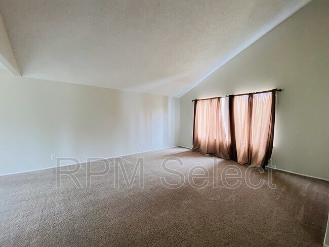 Building Photo - 2204 Lupine Rd