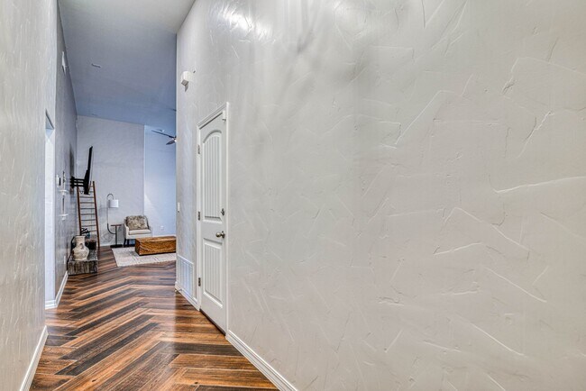 Building Photo - Eastside area for Short or Long Term Rental(Completely Furnished) Beautiful 4 bed/2 baths