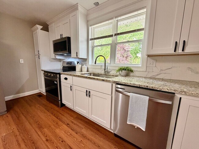 Building Photo - Recently Updated 4-Bedroom Ranch Home w/a 2 Bedroom Guest Cottage! Ready 05-01-26! Pet Friendly Home