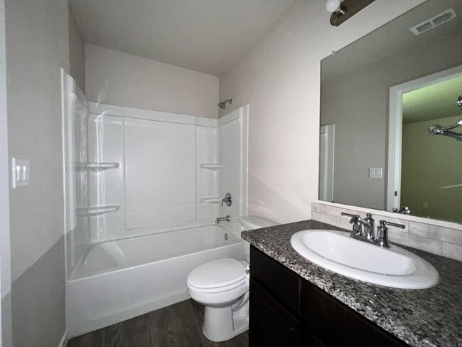 Building Photo - Pre leasing now for 4/1/2026