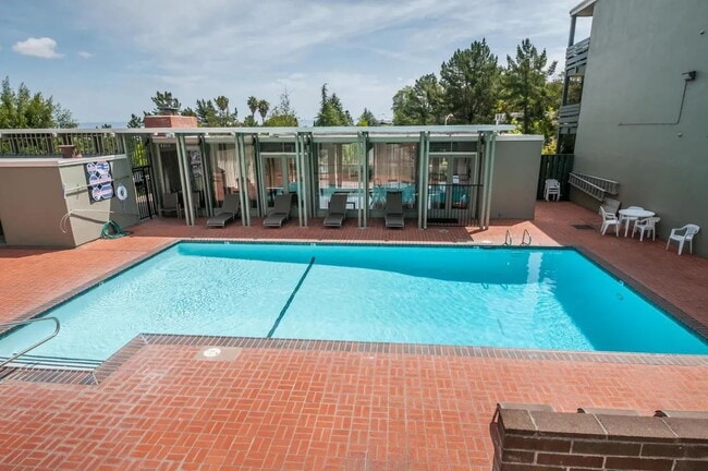 Building Photo - 1-Bedroom Gem in Redwood City – Your Perfect Retreat Awaits!"