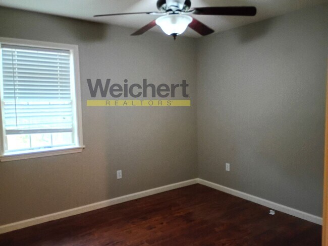 Building Photo - Comfortable 3BR/2BA with Garage & Fenced Backyard