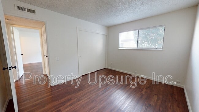 Building Photo - 915 Lakeside Dr