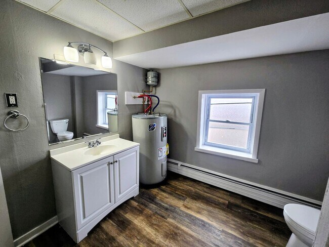 Building Photo - 419 Front St