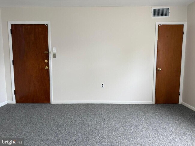 Building Photo - 117 Elm Ave