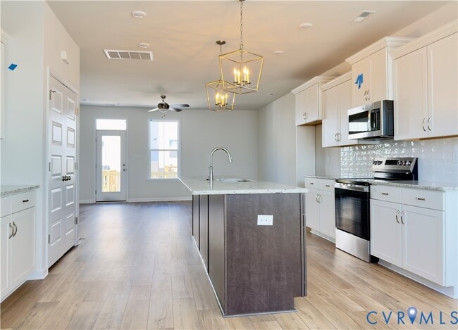 Building Photo - 121 This Wy