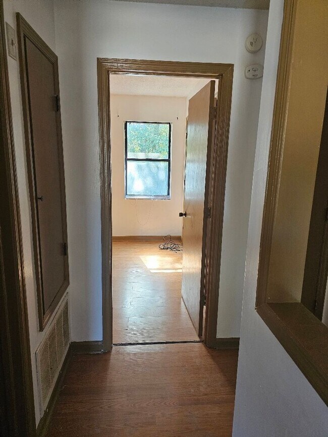 Building Photo - 2 BR TOWNHOME