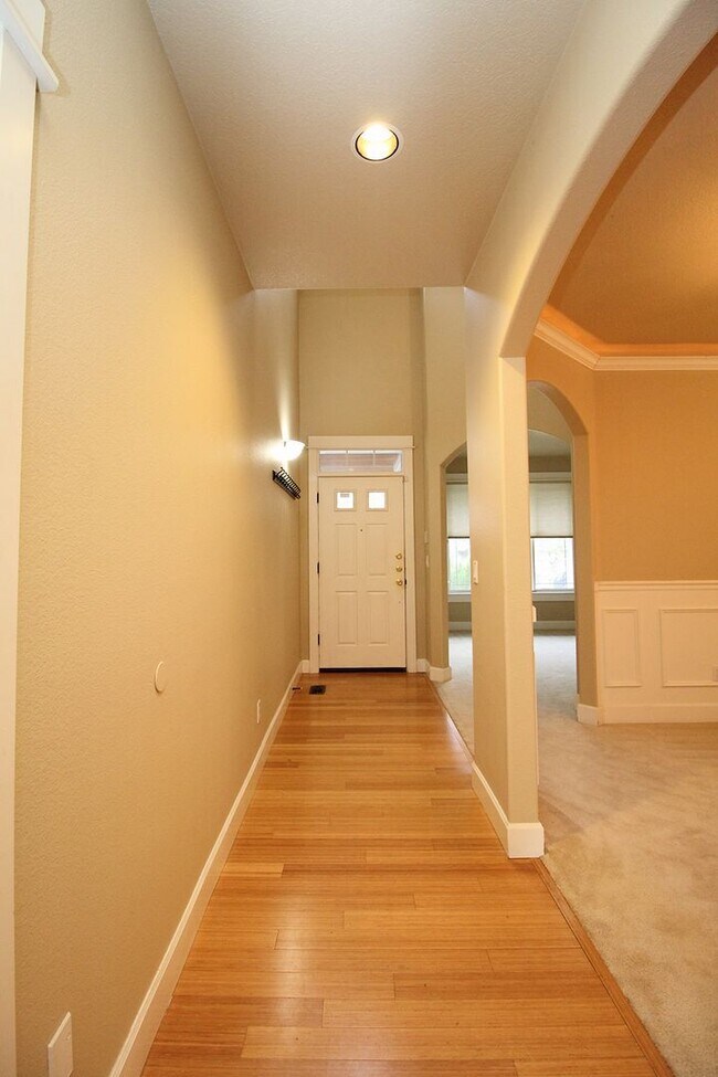 Building Photo - Alluring 4 Bedroom, 2.5 Bathroom Modern ho...