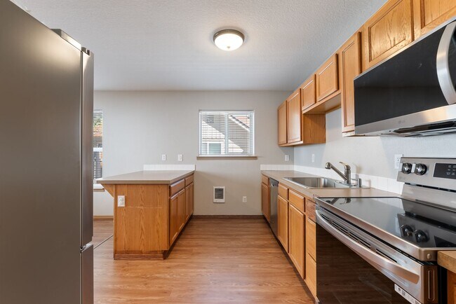 Building Photo - 3Bed/1.5 Bath House available