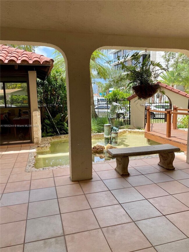 Building Photo - 1632 S Bayshore Ct