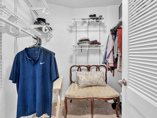 Building Photo - 3000 Holiday Dr