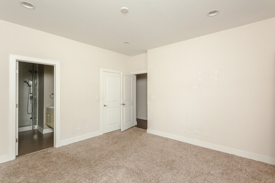 Building Photo - 3508 N Sacramento Ave