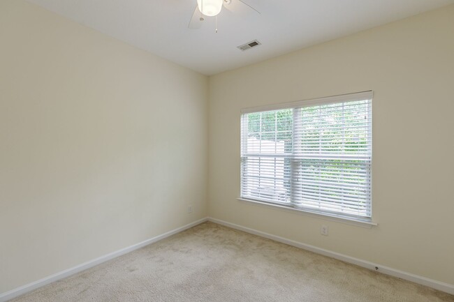 Building Photo - Spacious Townhome in Greensboro NC