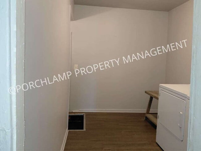 Building Photo - 403 E Broadway Ave