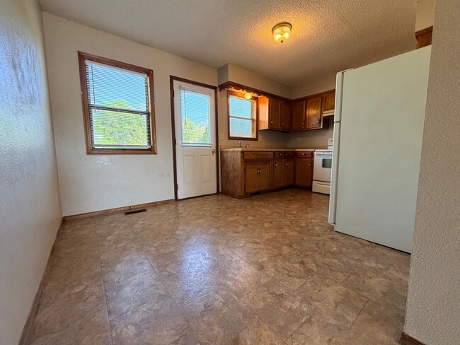 Building Photo - Cozy 2 Bedroom Duplex!