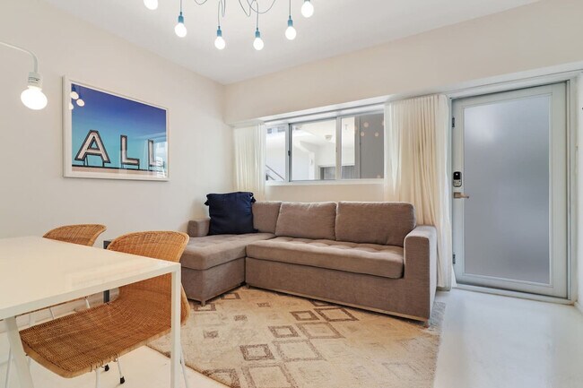 Building Photo - 250 Collins Ave