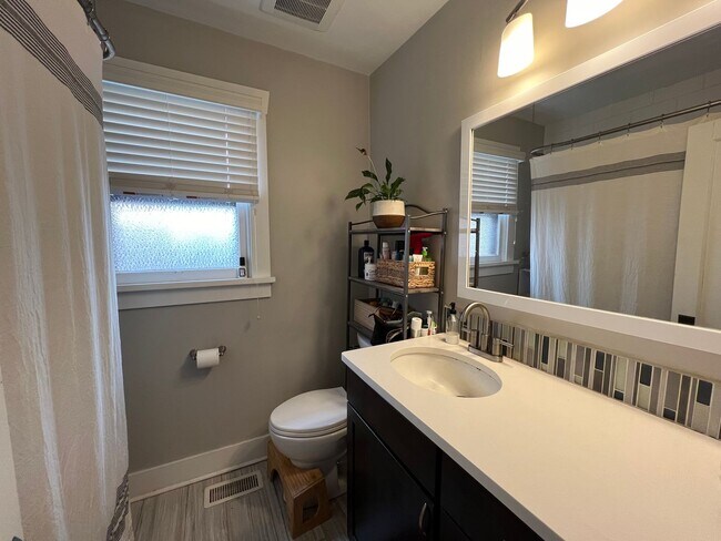Building Photo - Highlands Bungalow Available Now!