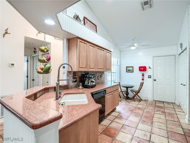 Building Photo - 15004 Cloverdale Dr