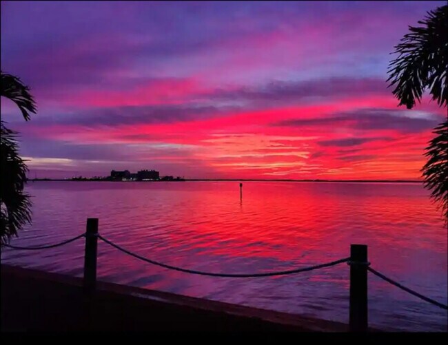 Building Photo - 8600 Ridgewood Ave