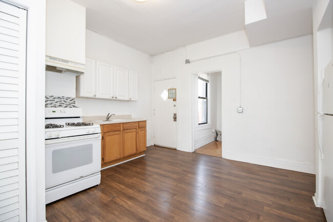 Building Photo - 921 S Laflin St