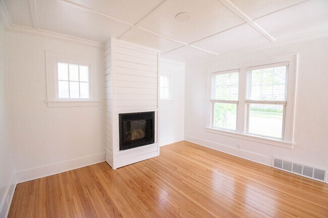 Building Photo - Beautiful Family Home Near Downtown And Hospital!