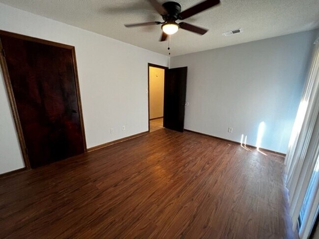 Building Photo - 157-159-159 Bentwood Cir