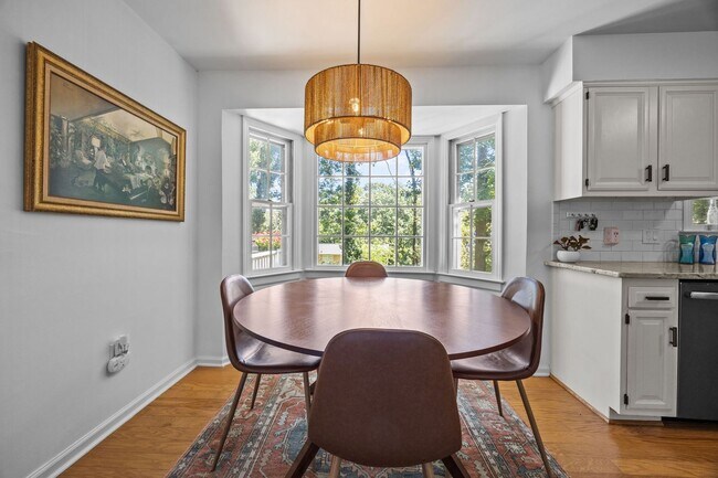 Building Photo - Gorgeous Mid-Century Modern Ranch in West Raleigh near NCSU and Lake Johnson - Fenced-in Backyard!