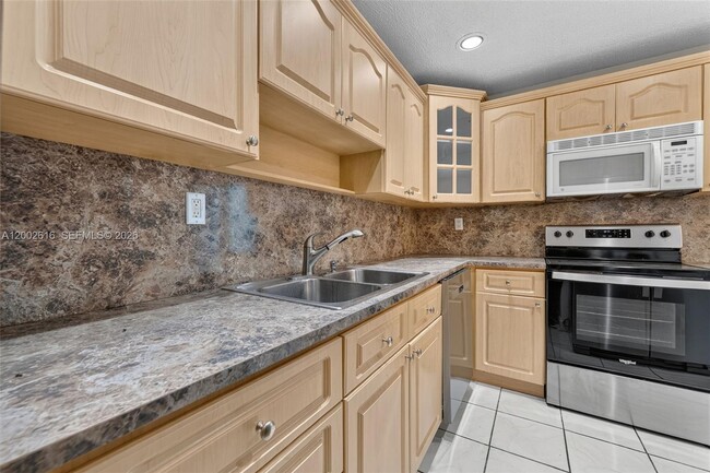 Building Photo - 5555 Ludlam Rd