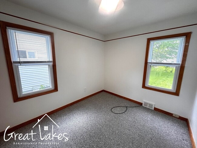 Building Photo - Beautiful 2 Bedroom 1 Bathroom now availab...