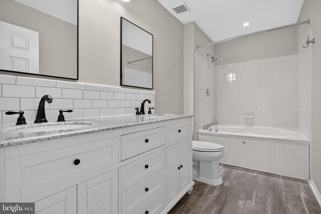 Building Photo - 305 Williamsburg Ct