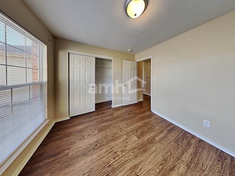 Building Photo - 13850 Bruddy Dr