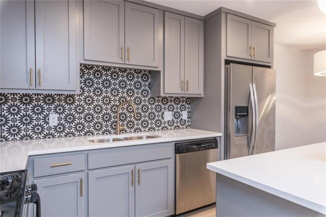 Building Photo - 505 W 7th St