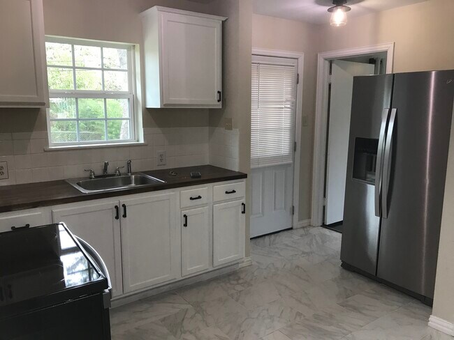 Building Photo - 823 Jackson St