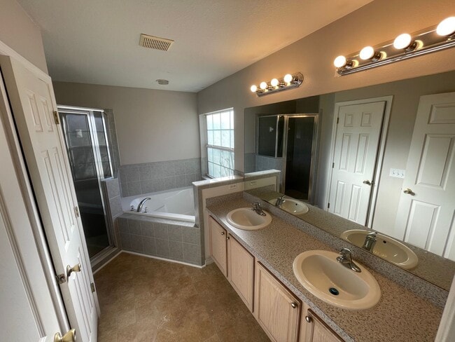 Building Photo - Spacious 3/2 in Quiet Neighborhood!