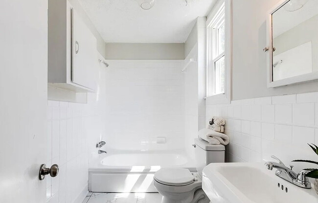 Building Photo - 9 S Fern Ave