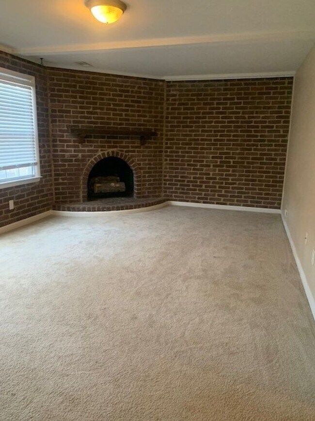 Building Photo - Large 3 Bedroom 2.5 Bath Townhome in Prime Location