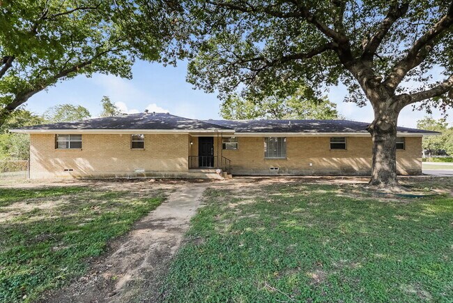 Primary Photo - 831 Nature Dr