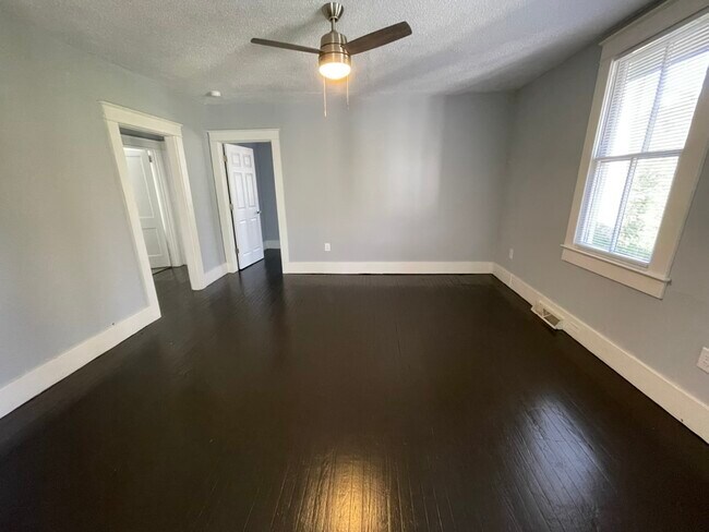 Building Photo - 2147 St James Dr