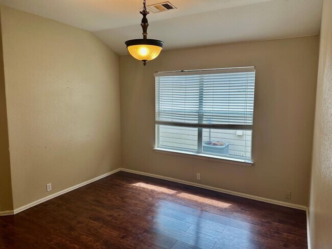Building Photo - 124 Spruce Dr