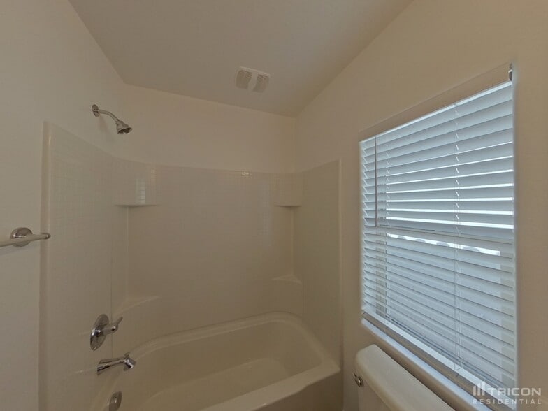 Building Photo - 10336 W Devonshire Ave