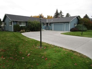 Building Photo - 2 Bedroom Fully Furnished House, Move In R...