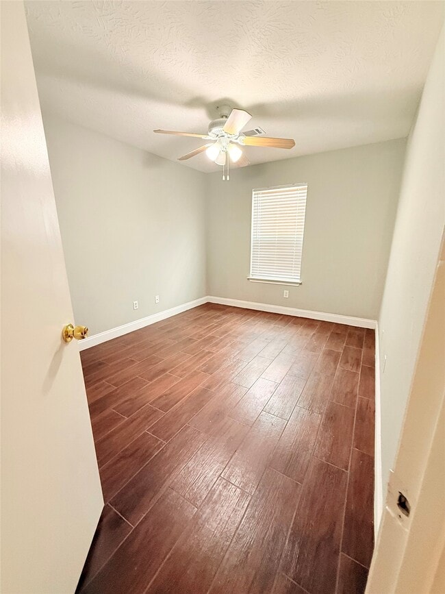 Building Photo - 320 Willowick St