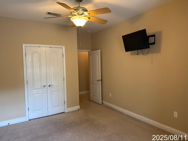 Building Photo - 544 Maple Ave