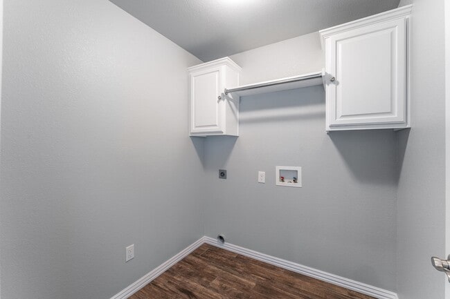 Building Photo - Welcome to this stunning 4-bedroom, 2-bathroom