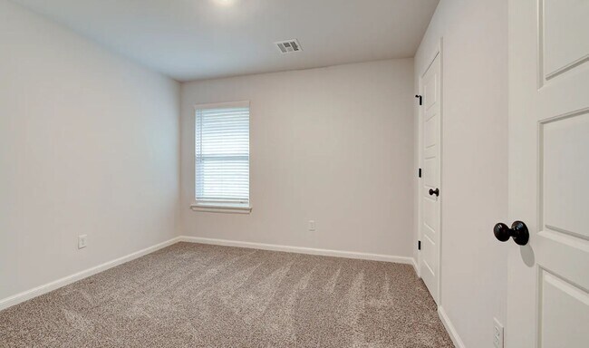Building Photo - 4 Bedroom 2 Bathroom home with all appliances included