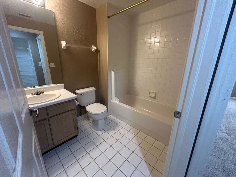 Building Photo - 2nd floor  2/2  condo in gated community