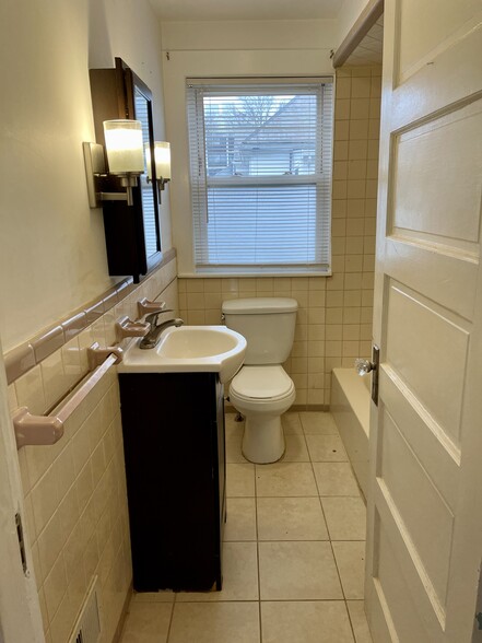 Full bath. - 77 Linden St